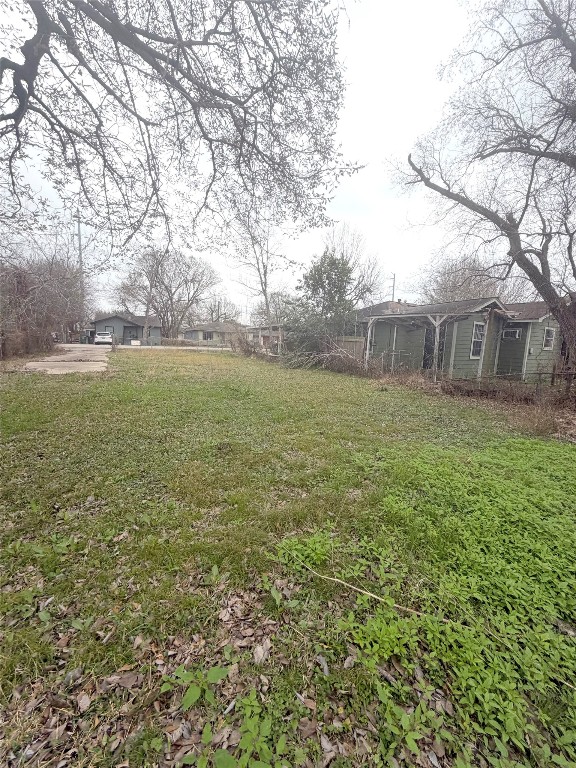 3454 Nathaniel Brown Street Houston, TX 77021 - Photo 8 of 10 a view of a field with an trees