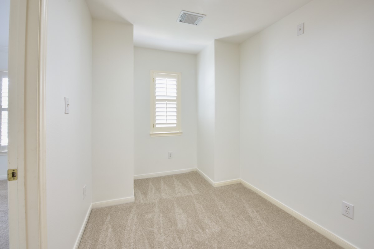 918 Cohn Street Houston, TX 77007 - Photo 12 of 32 an empty room with windows