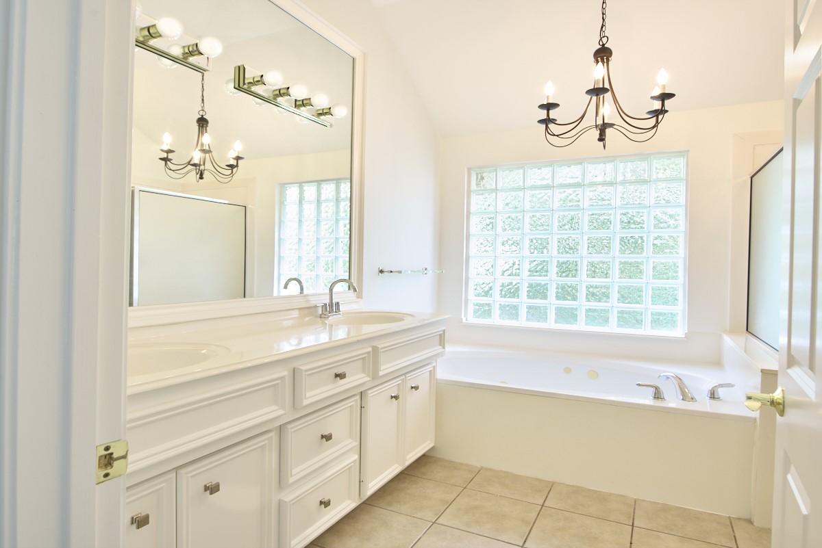 918 Cohn Street Houston, TX 77007 - Photo 14 of 32 a bathroom with a tub sink and a mirror