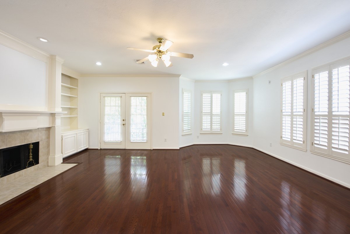 918 Cohn Street Houston, TX 77007 - Photo 2 of 32 a view of an empty room with wooden floor and a window