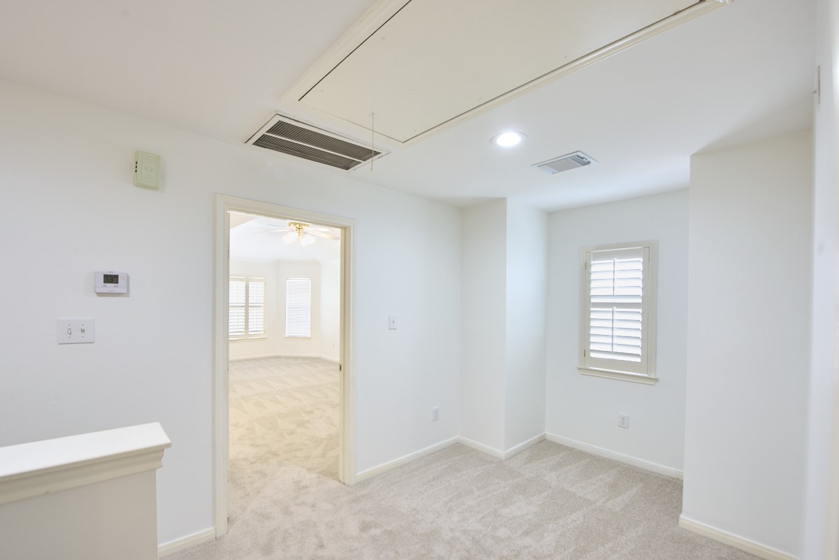 918 Cohn Street Houston, TX 77007 - Photo 21 of 32 a view of an empty room with a window