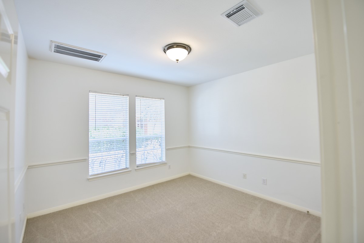 918 Cohn Street Houston, TX 77007 - Photo 22 of 32 an empty room with windows