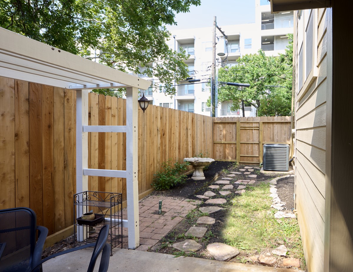 918 Cohn Street Houston, TX 77007 - Photo 23 of 32 a backyard of a house with lots of green space