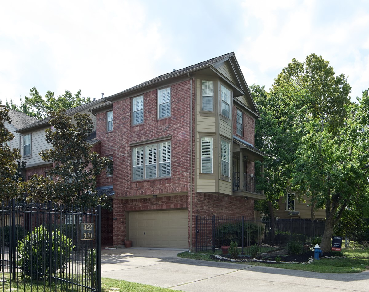 918 Cohn Street Houston, TX 77007 - Photo 25 of 32 a front view of a house with garden