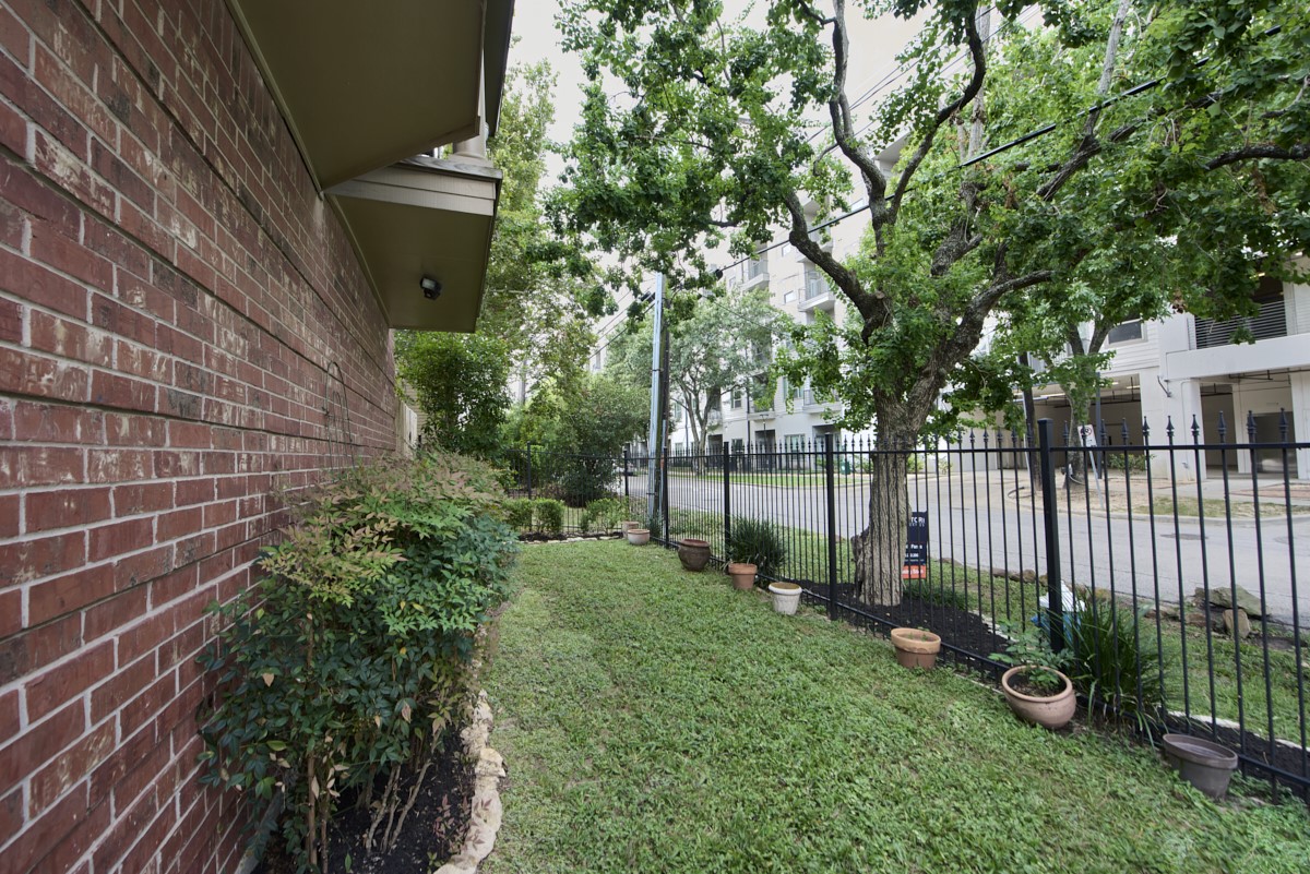 918 Cohn Street Houston, TX 77007 - Photo 27 of 32 a view of a backyard with garden