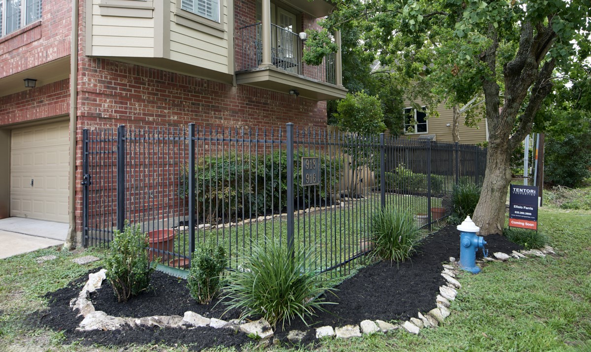 918 Cohn Street Houston, TX 77007 - Photo 28 of 32 a view of a garden with a small yard