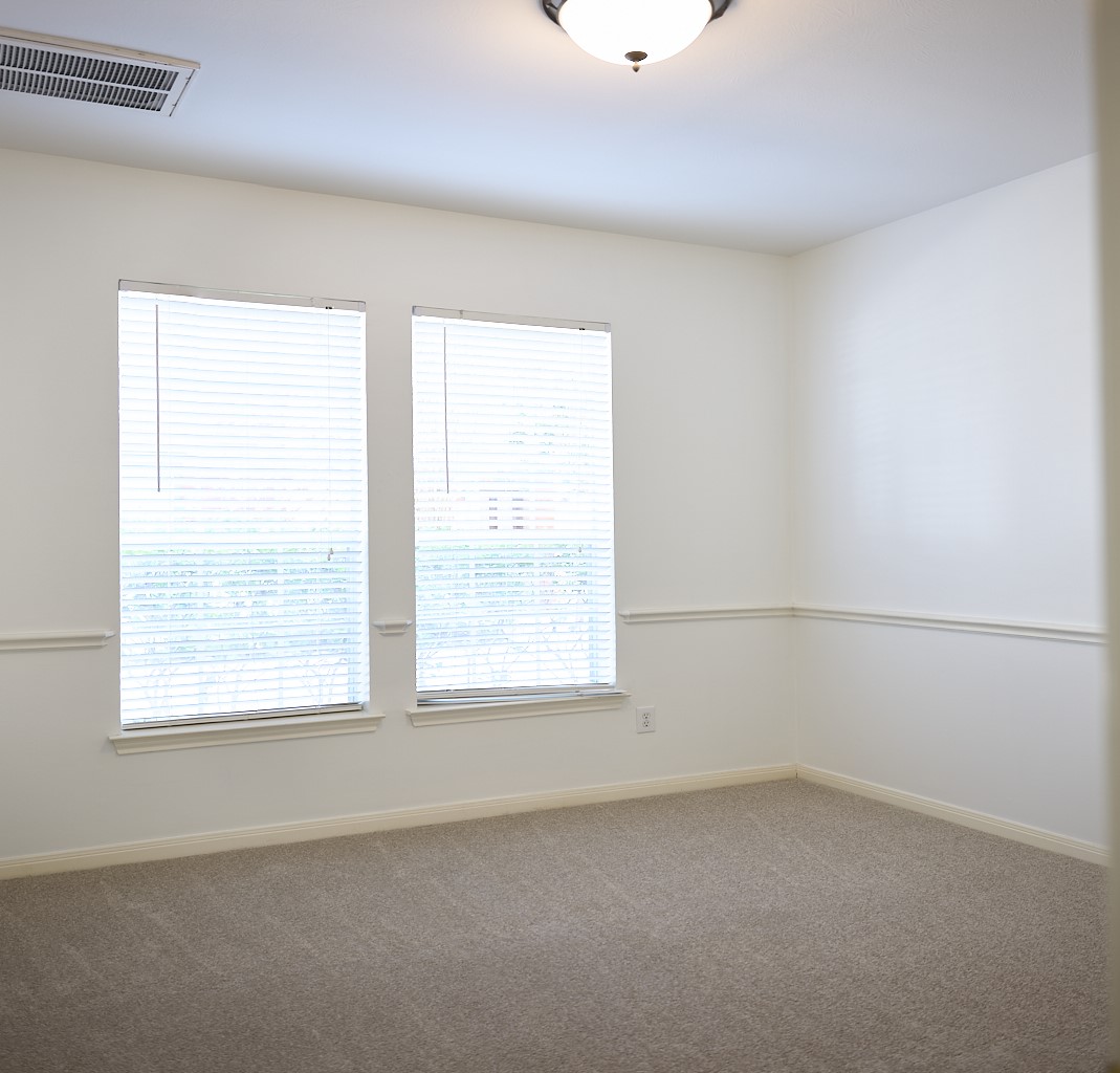 918 Cohn Street Houston, TX 77007 - Photo 29 of 32 an empty room with a window