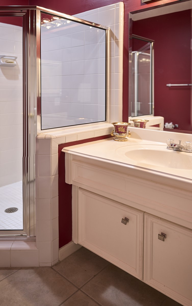 918 Cohn Street Houston, TX 77007 - Photo 31 of 32 a bathroom with a sink and a mirror