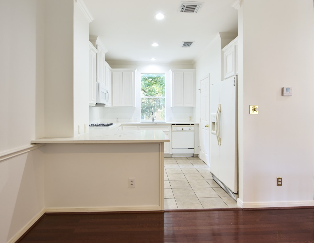 918 Cohn Street Houston, TX 77007 - Photo 8 of 32 a kitchen with white cabinets and window
