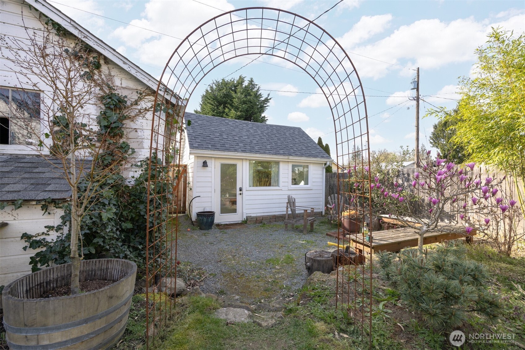 1205 Humboldt Street Bellingham, WA 98225 - Photo 28 of 40 a front view of a house with garden