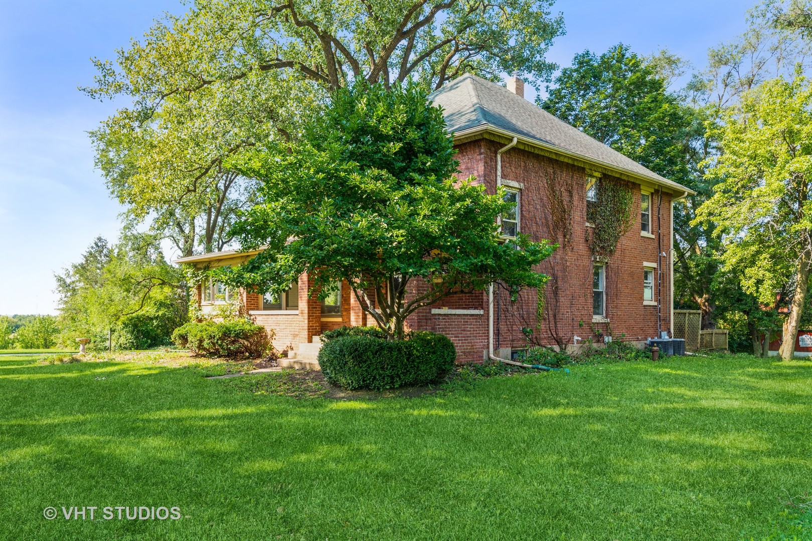2N100 Brundige Road Elburn, IL 60119 - Photo 4 of 34 a view of a house with backyard and garden