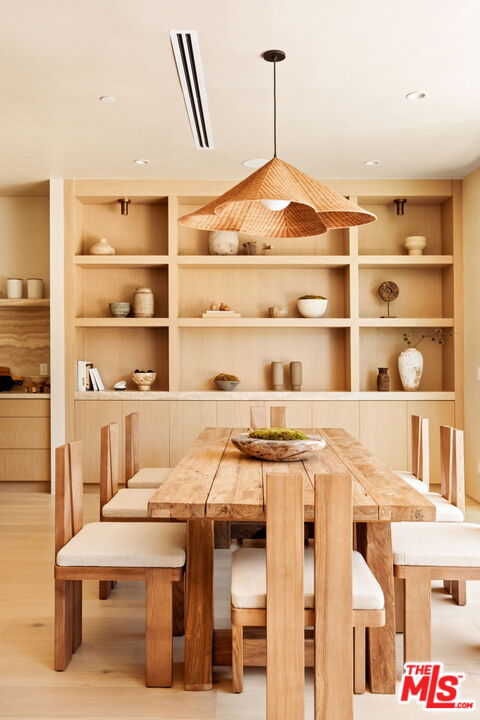 636 North Laurel Avenue Los Angeles, CA 90048 - Photo 13 of 31 a dining room with a table and chairs