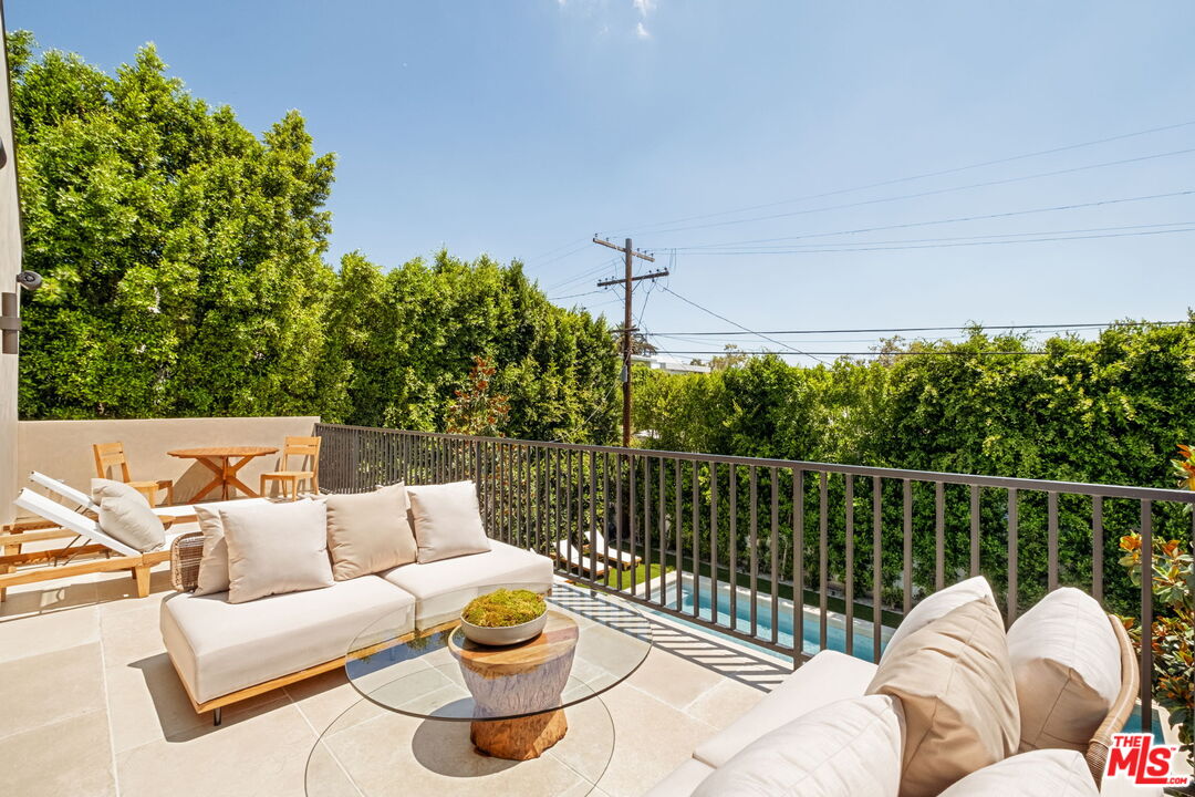 636 North Laurel Avenue Los Angeles, CA 90048 - Photo 23 of 31 a balcony with furniture and a potted plant