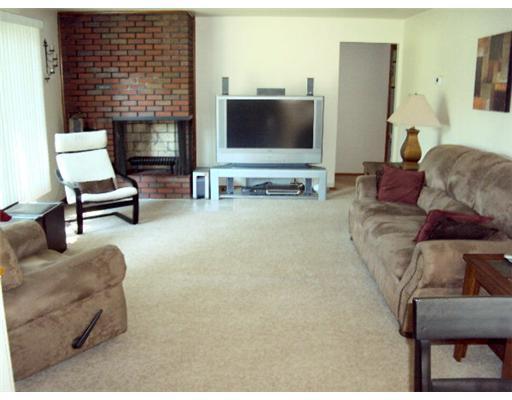 633 Shenango Road New Castle, PA 16101 - Photo 3 of 16 Living Room.