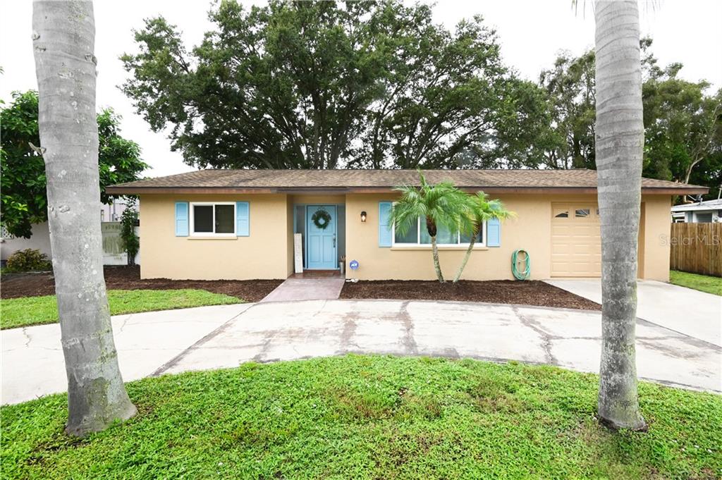 3440 McIntosh Road Sarasota, FL 34232 - Photo 1 of 1 Front Entrance with Circular Driveway