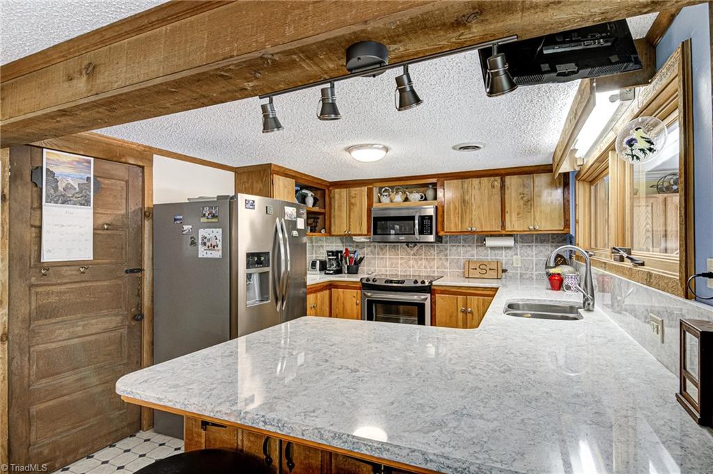 6255 Lake Front Road Greensboro, NC 27406 - Photo 11 of 47 Gallery Image 11