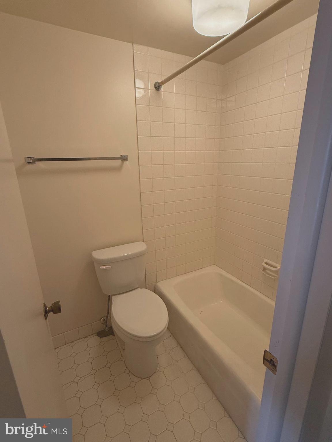 1375 Pershing Boulevard, Unit 601 Reading, PA 19607 - Photo 7 of 20 Primary bathroom