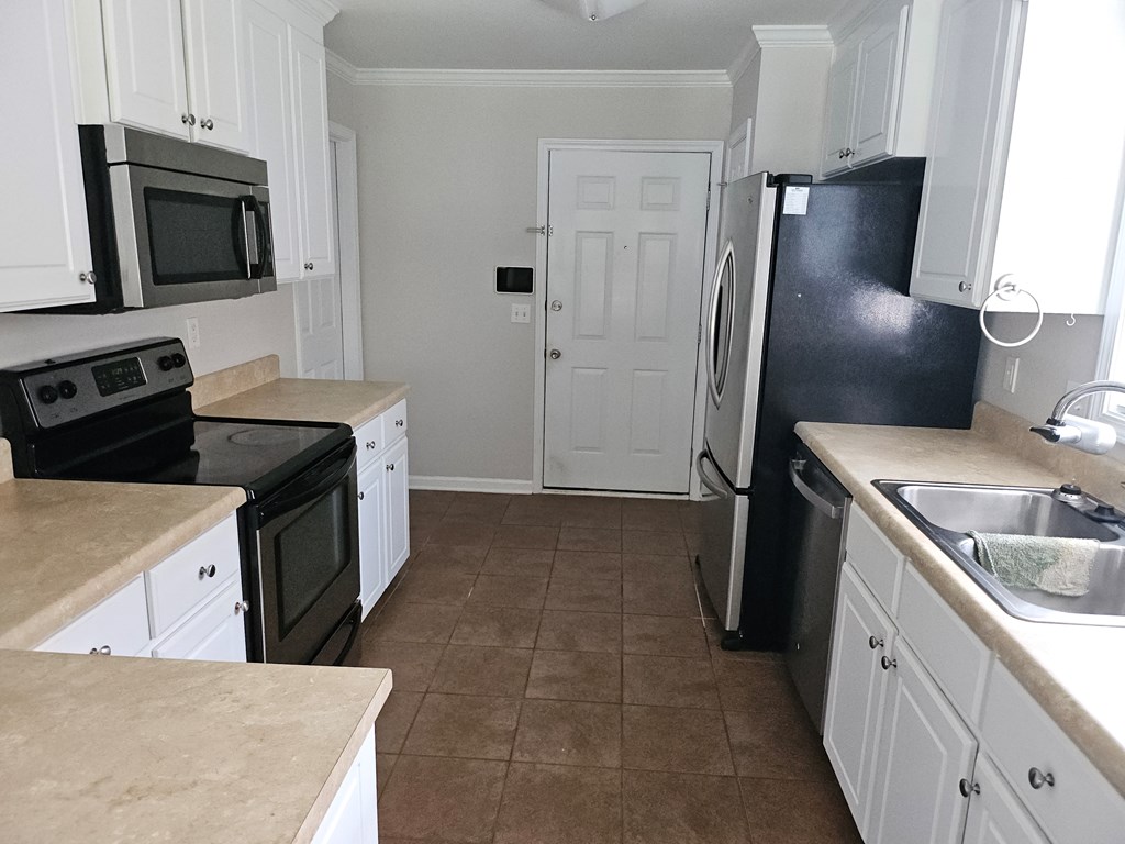 304 Sprucepine Road Dothan, AL 36301 - Photo 2 of 21 Kitchen