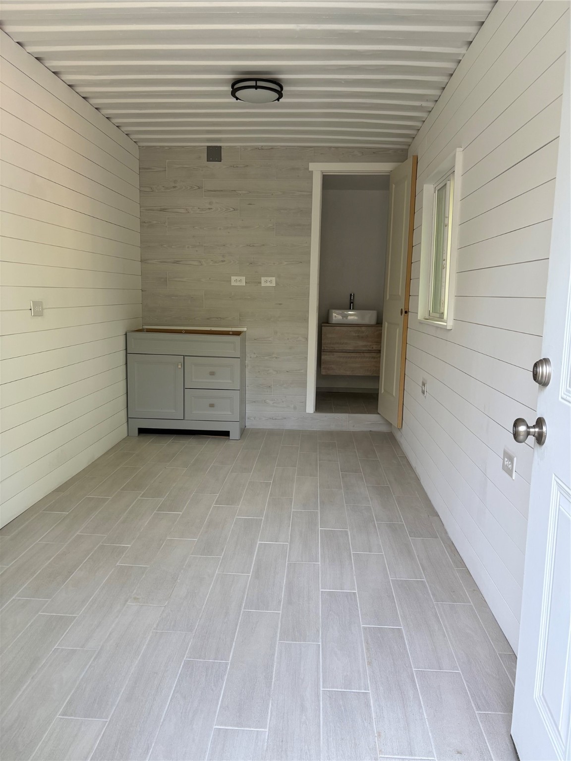 a view of a livingroom with an space