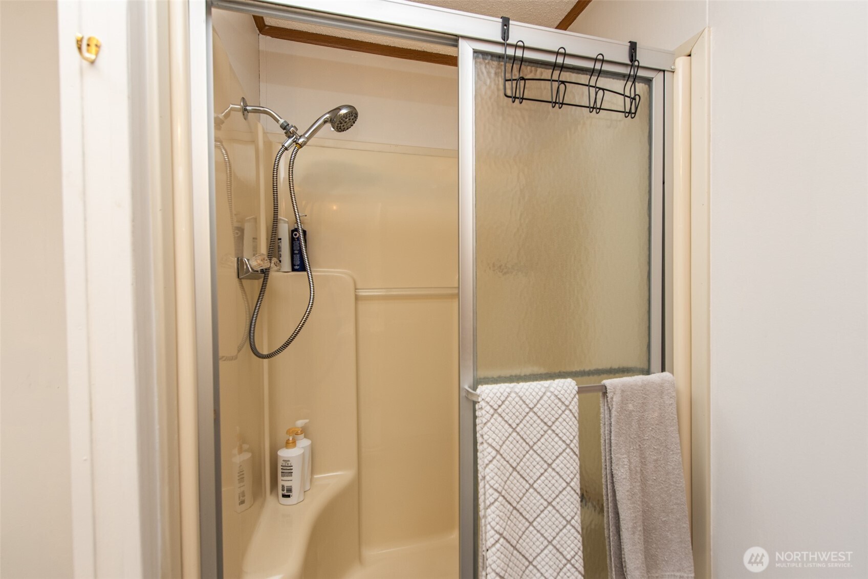 325 North 5th Avenue, Unit 48 Sequim, WA 98382 - Photo 21 of 40 a bathroom with a shower