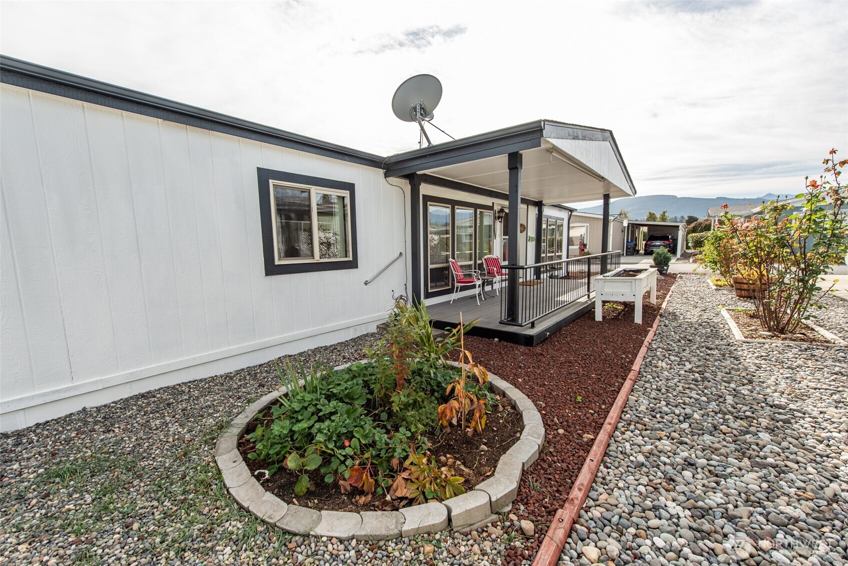 325 North 5th Avenue, Unit 48 Sequim, WA 98382 - Photo 35 of 40 a view of living room and patio