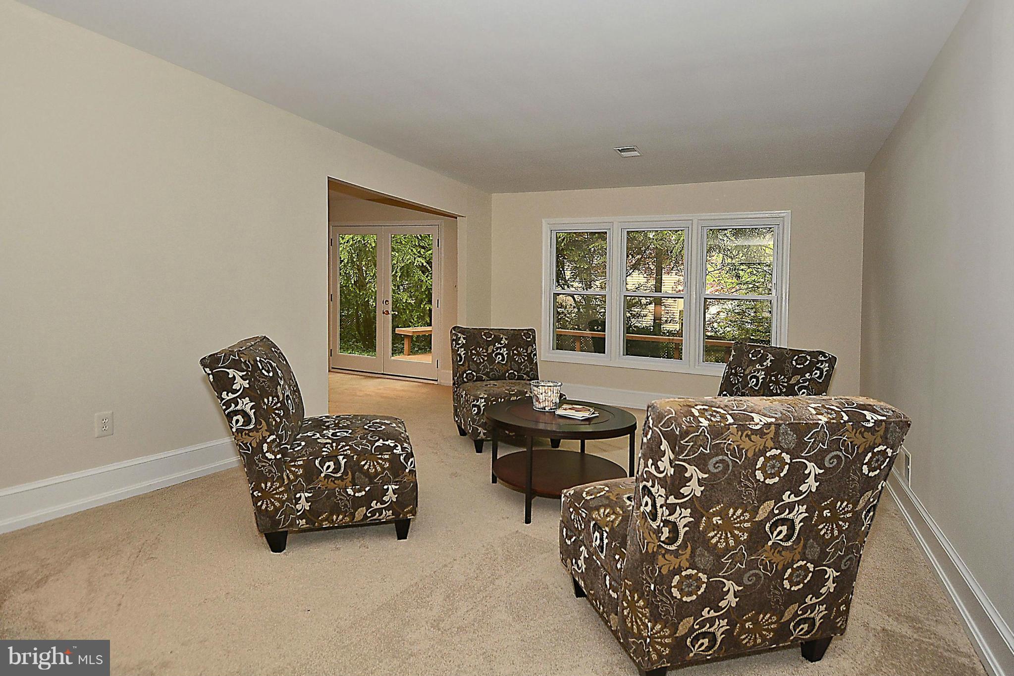 11822 Riders Lane Reston, VA 20191 - Photo 7 of 29 Living Room