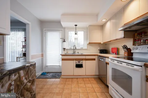 $379,900 | 28 Worral Court, Newark, DE 19711