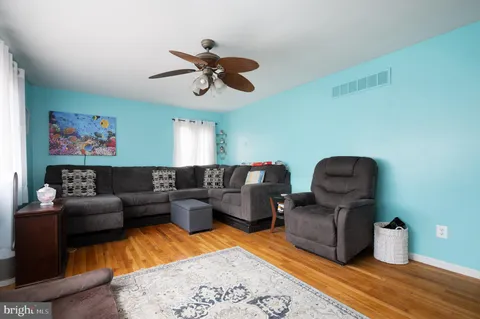 $379,900 | 28 Worral Court, Newark, DE 19711