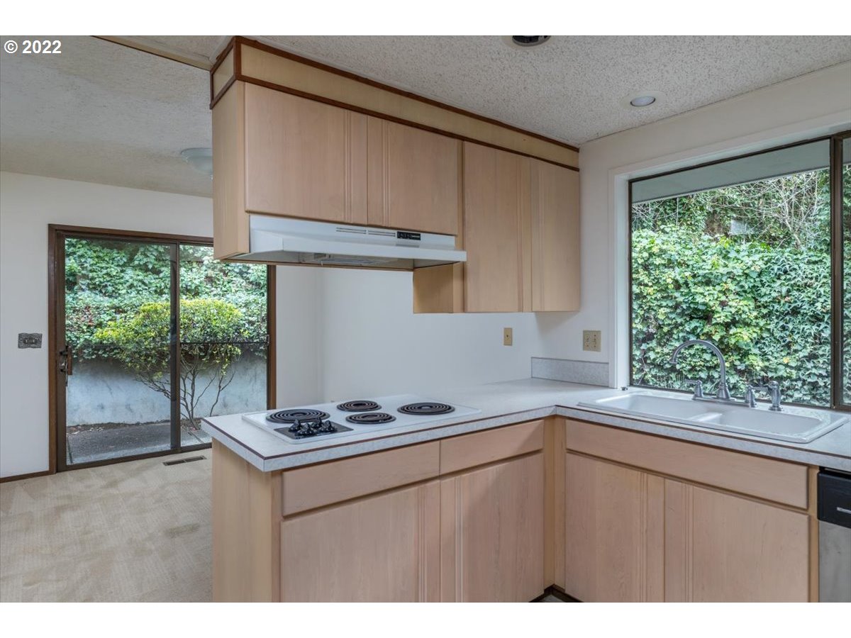 5103 Southwest Richenberg Court Portland, OR 97239 - Photo 11 of 32 Gallery Image 11