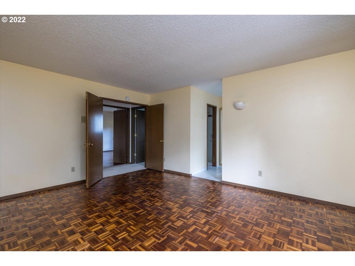 5103 Southwest Richenberg Court Portland, OR 97239 - Photo 19 of 32 Gallery Image 19