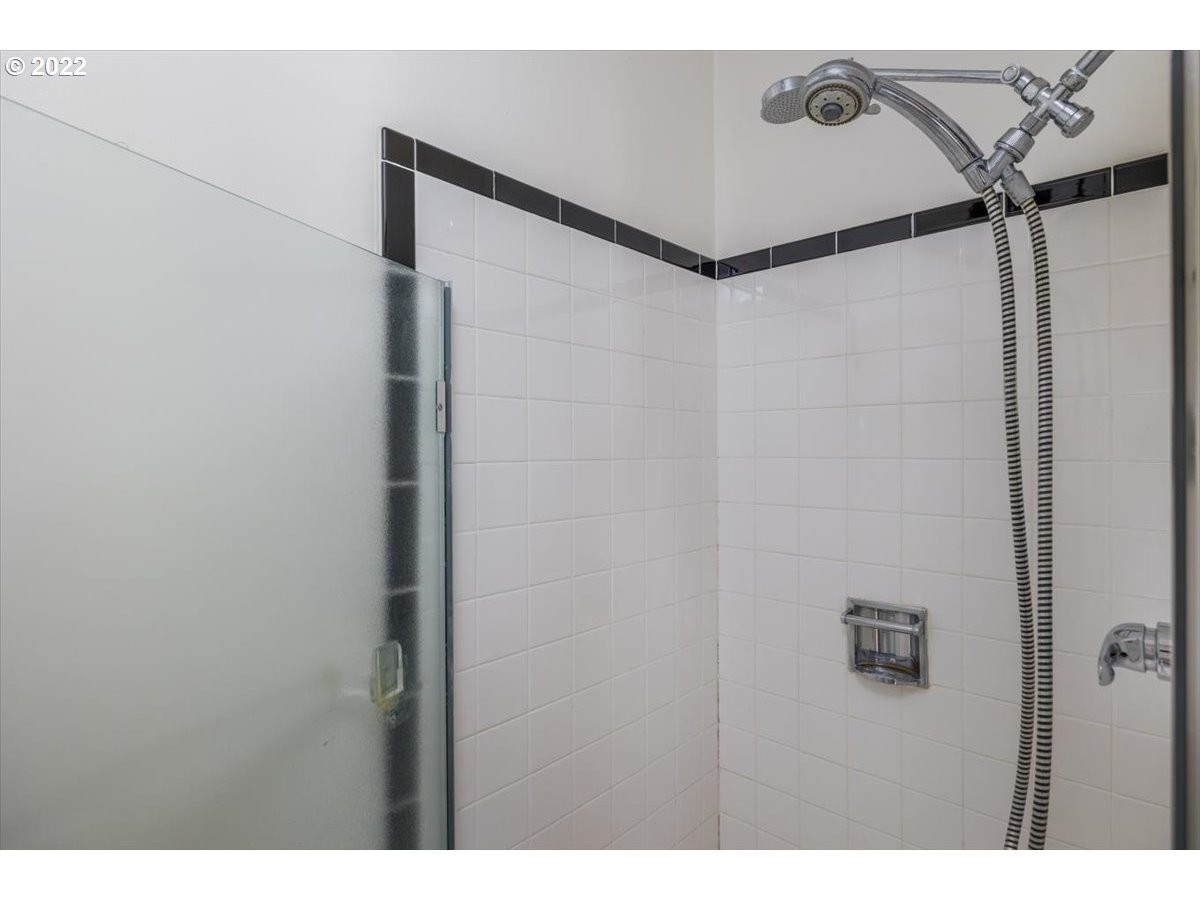 5103 Southwest Richenberg Court Portland, OR 97239 - Photo 21 of 32 Gallery Image 21