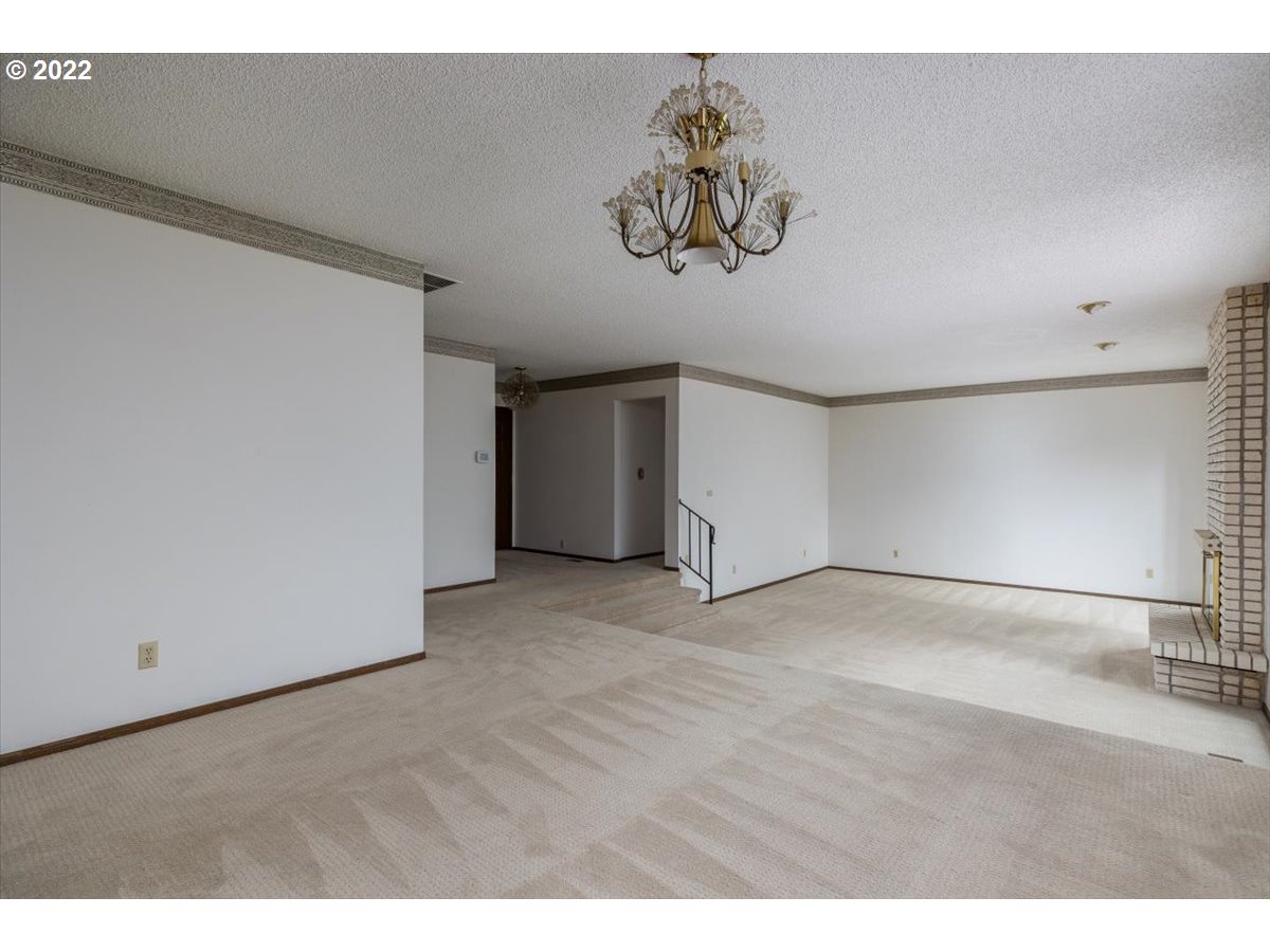 5103 Southwest Richenberg Court Portland, OR 97239 - Photo 8 of 32 Gallery Image 8