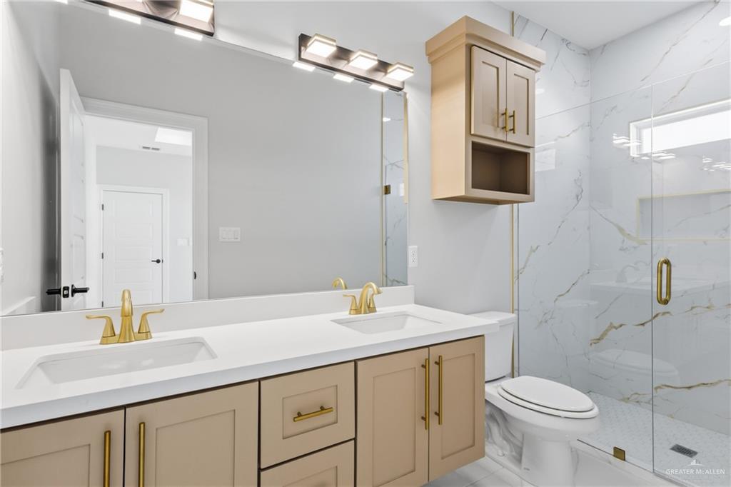 421 Serg Loop Alamo, TX 78516 - Photo 10 of 15 Master Bathroom