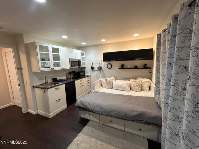 $3,040 | 655 East Riverview Circle, Reno, NV 89509