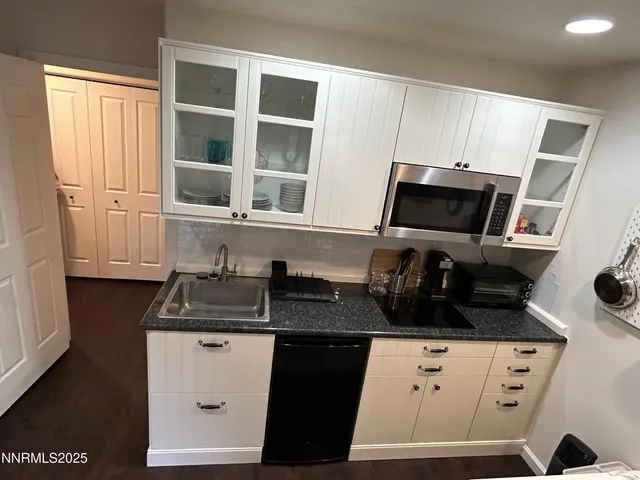 $3,040 | 655 East Riverview Circle, Reno, NV 89509