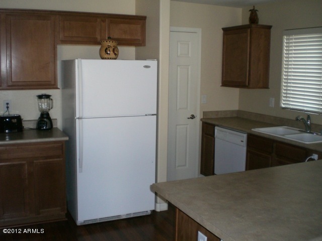 43782 West Magnolia Road Maricopa, AZ 85138 - Photo 5 of 22 Kitchen with lots of counter space