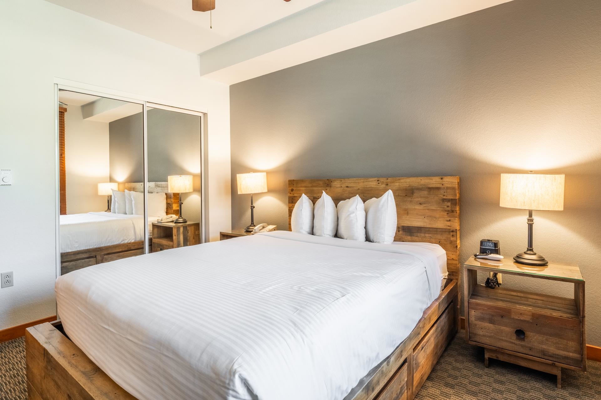 6201 Minaret Road, Unit 2312 Mammoth Lakes, CA 93546 - Photo 21 of 41 a bedroom with a bed and a lamp