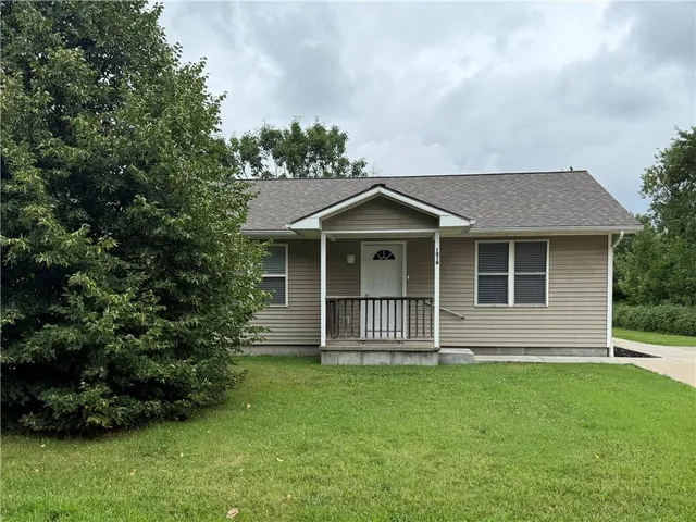 $160,000 | 1316 West Des Moines Street, Burlington, KS 66839