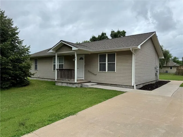 $160,000 | 1316 West Des Moines Street, Burlington, KS 66839