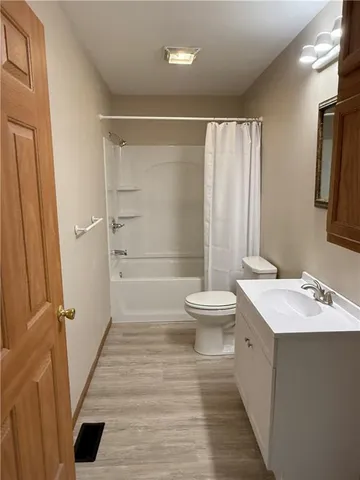 $160,000 | 1316 West Des Moines Street, Burlington, KS 66839