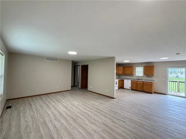 $160,000 | 1316 West Des Moines Street, Burlington, KS 66839