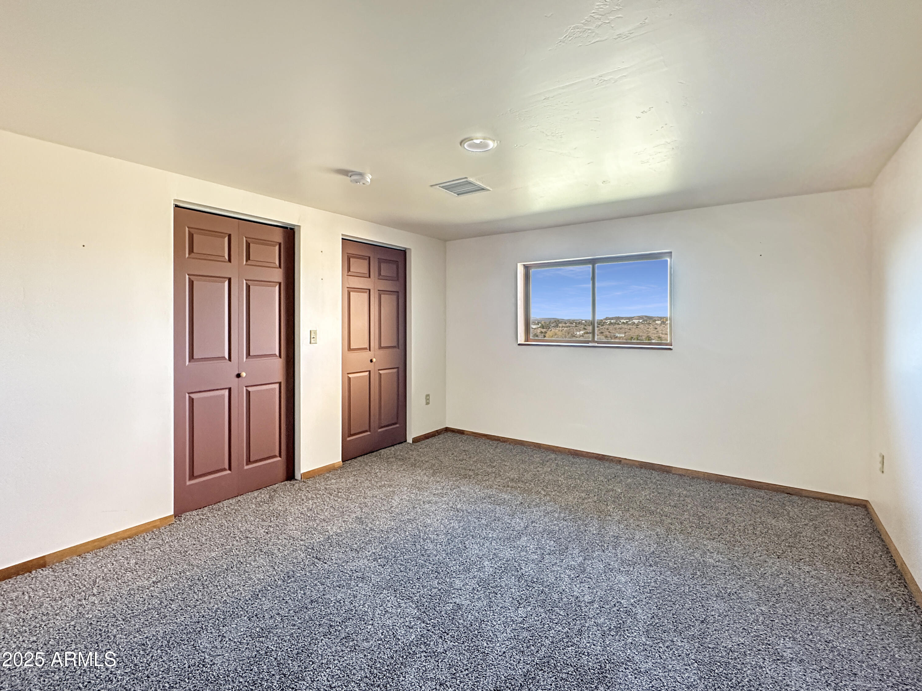 4580 Roundup Road Rimrock, AZ 86335 - Photo 20 of 21 an empty room with windows and closet