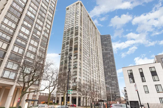 $200,000 | 5445 North Sheridan Road, Unit 2306, Chicago, IL 60640
