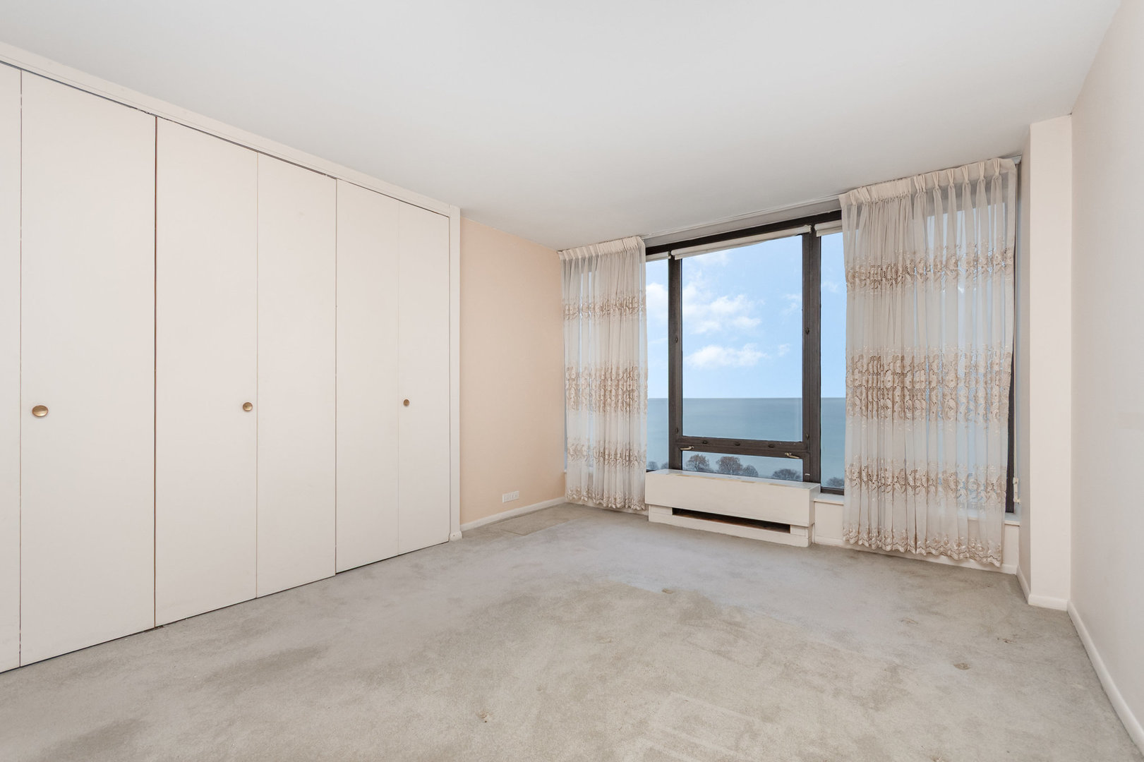 5445 North Sheridan Road, Unit 2306 Chicago, IL 60640 - Photo 14 of 25 a view of an empty room with window