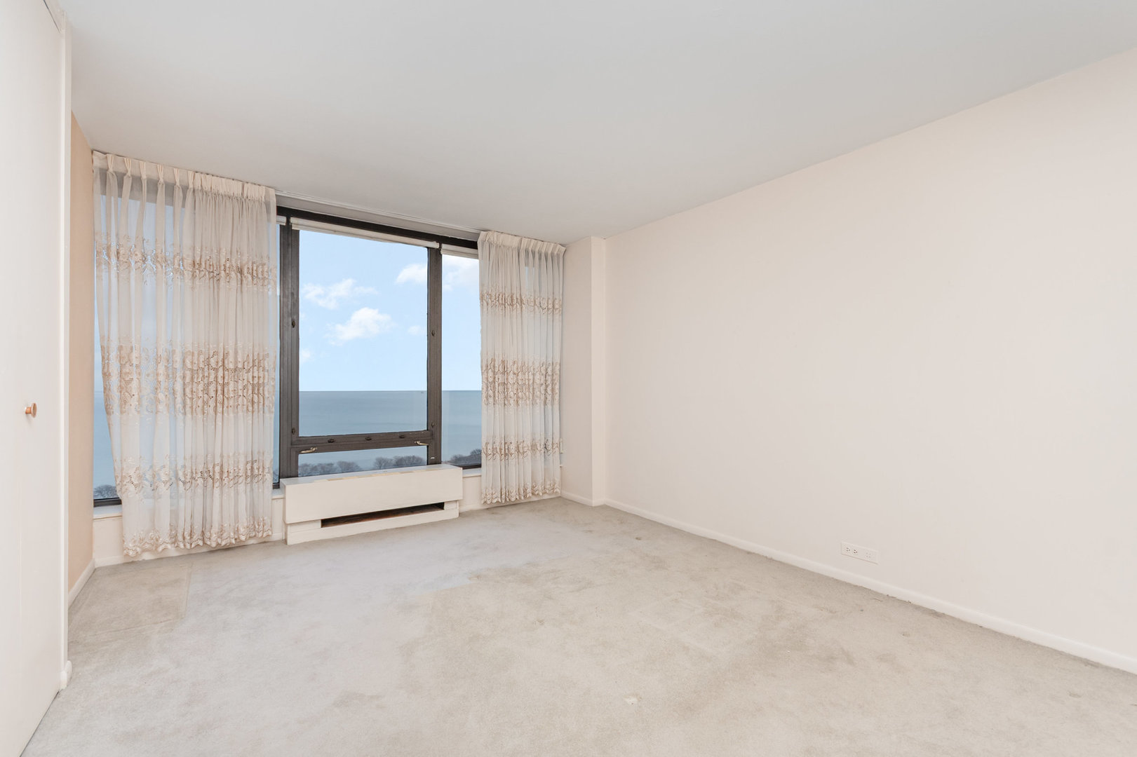 5445 North Sheridan Road, Unit 2306 Chicago, IL 60640 - Photo 3 of 25 an empty room with sliding door