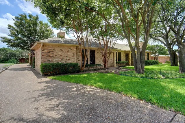 a front view of house with yard