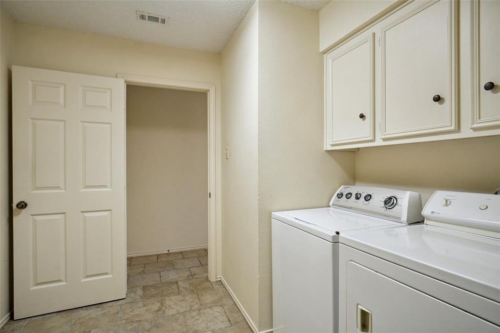 5717 Ridgerock Court Fort Worth, TX 76132 - Photo 18 of 20 a utility room with dryer and washer