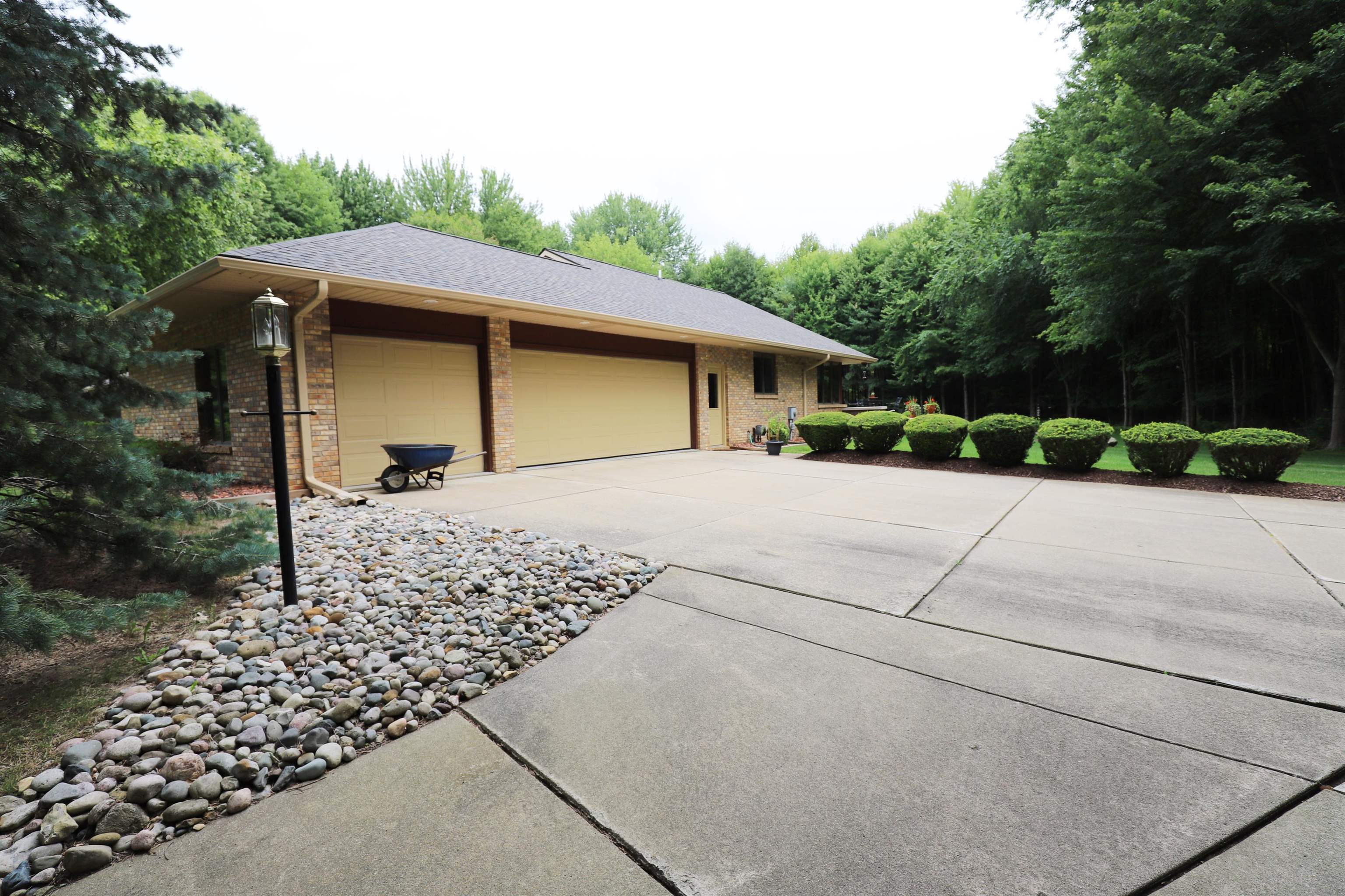 7370 North Seymour Road Flushing, MI 48433 - Photo 24 of 45 50137606-681a5d47-0154-4ea8-8b3f-37a12ecf7a9e.JPG