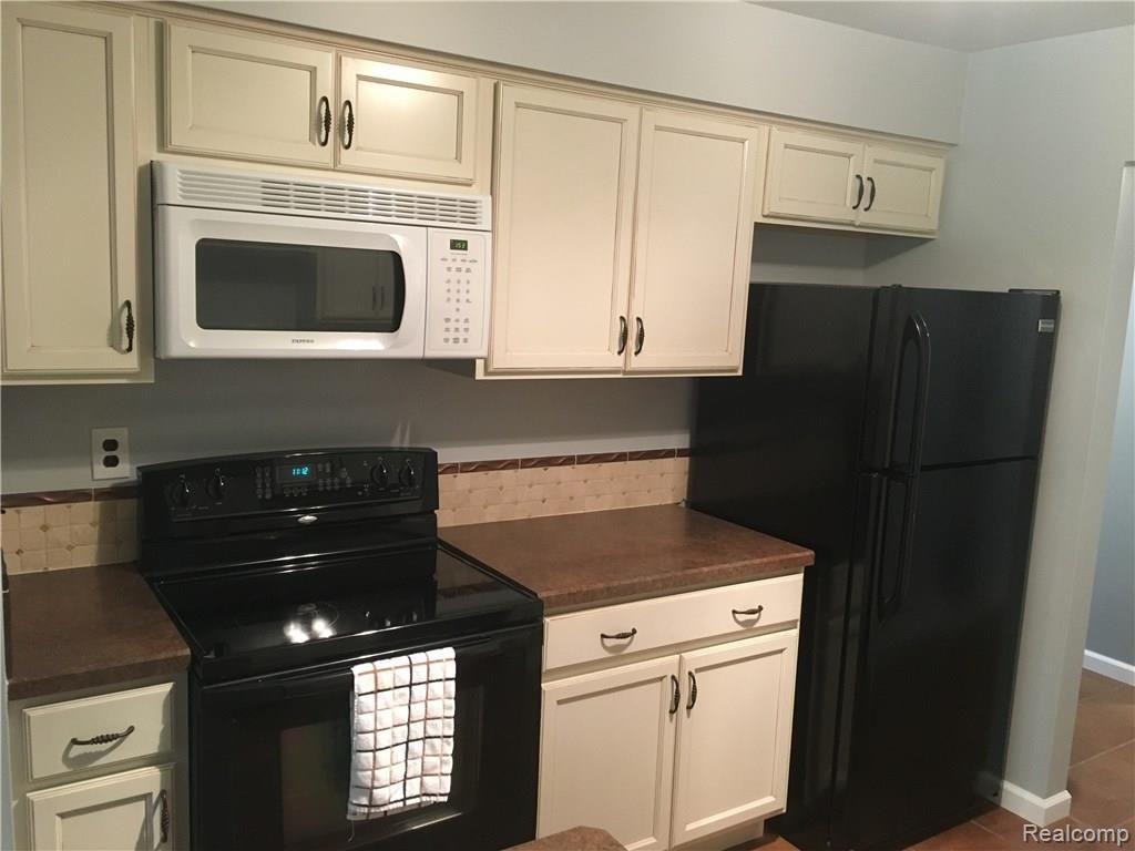 1687 Riverside Drive, Unit U14 Rochester Hills, MI 48309 - Photo 9 of 50