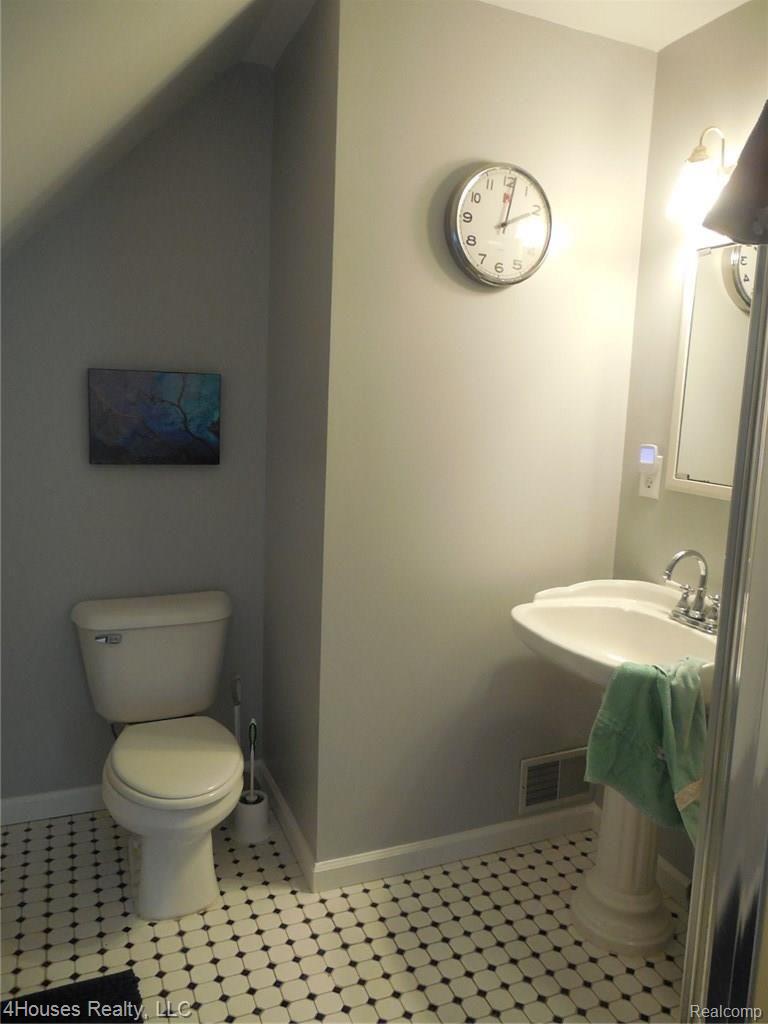 847 North Garner Road Milford, MI 48380 - Photo 35 of 40 Master Bath - Upper Level